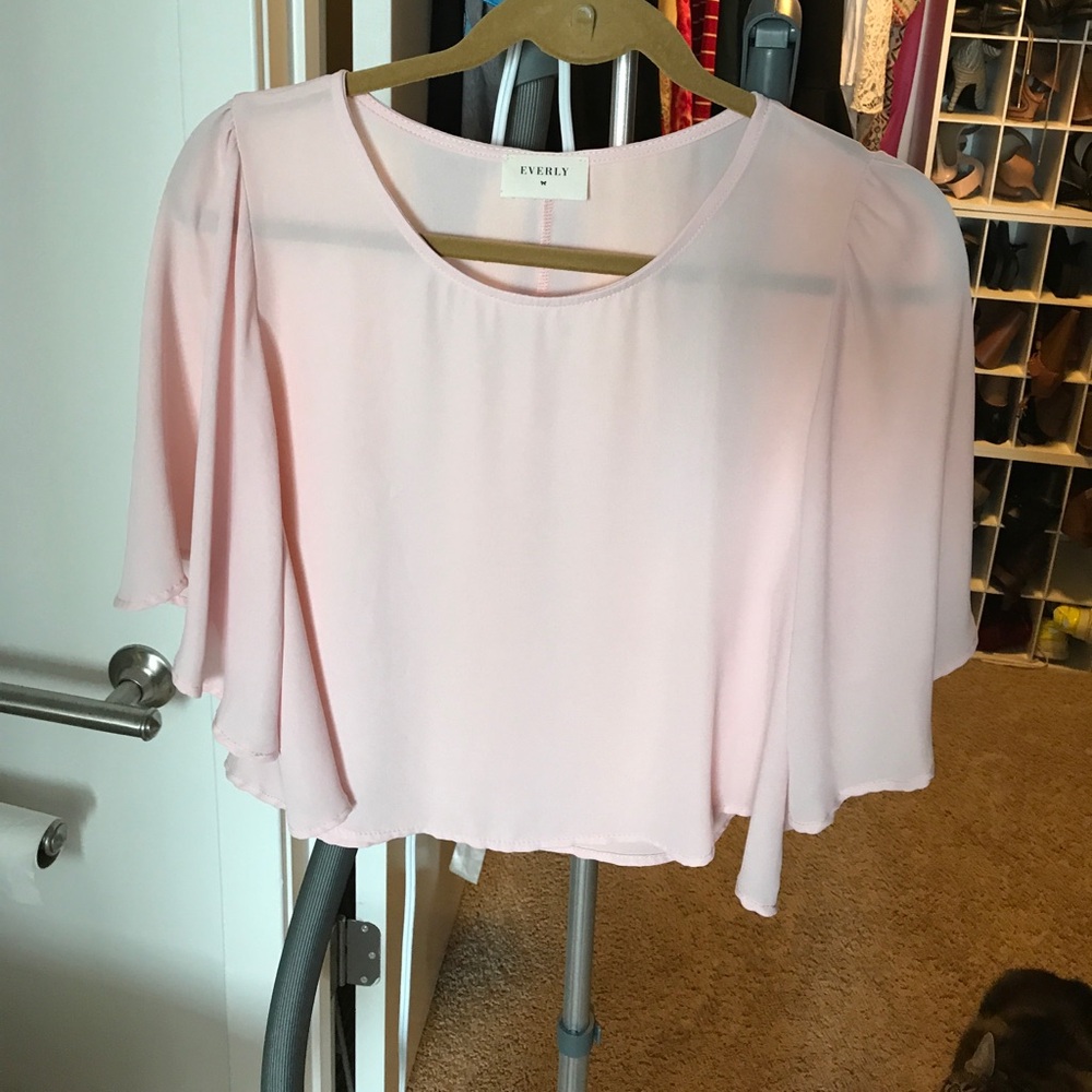 Everly Baby Pink Cropped Flowy Chiffon Flutter Sleeve Blouse Size M